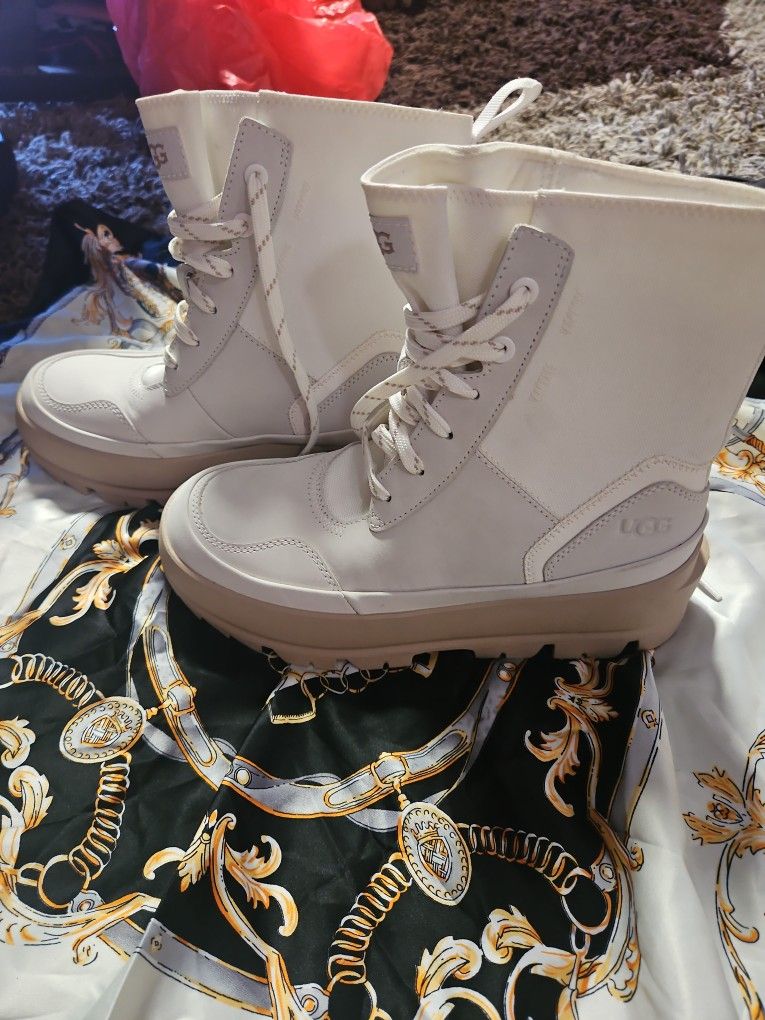 UGG Women's  Boots Size 6 New No Box