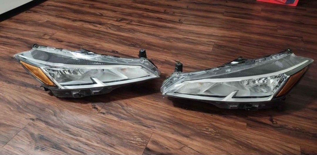 2021 - 2023 NISSAN KICKS  HEADLIGHTS OEM