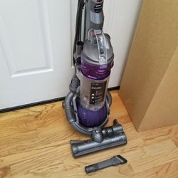 NEW cond Dyson DC25 BALL ANIMAL VACUUM WITH COMPLETE ATTACHMENTS   , AMAZING SUCTION  , WORKS EXCELLENT  , IN THE BOX 