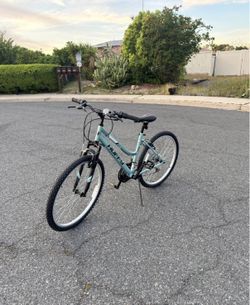 Huffy 26” Rock Creek Women's 18-Speed Mountain Bike pickup only and cash only.