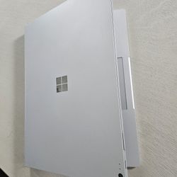 Microsoft Surface Book 2. Silver. 13.5" (256GB SSD, Intel Core i5-8350U, 8GB RAM)