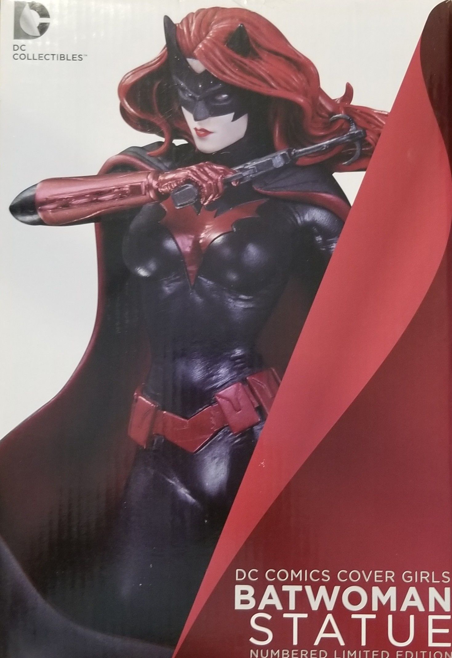 DC comics cover girls Batwoman statue
