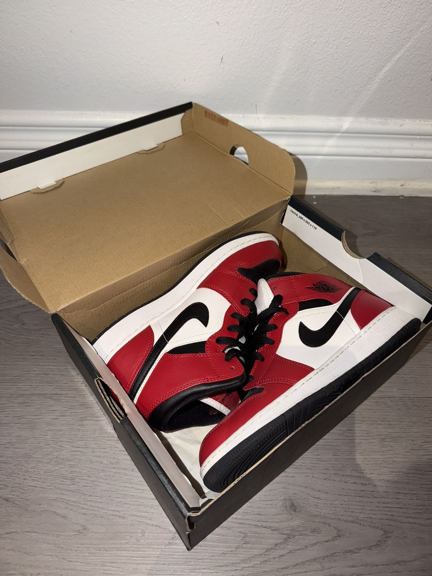 Air Jordan 1 Mid "Chicago Black Toe"