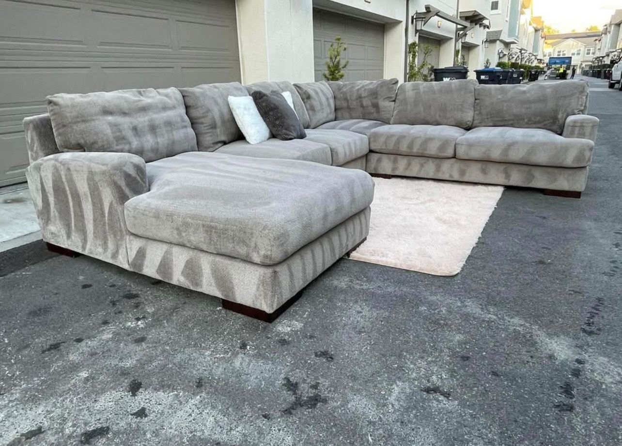 Huge Light Grey Sectional Couch Sofa From Living Spaces In Excellent Condition - FREE DELIVERY 🚚