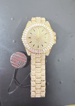 Men’s 42mm Watch with Sparkle: Elegance and Style.