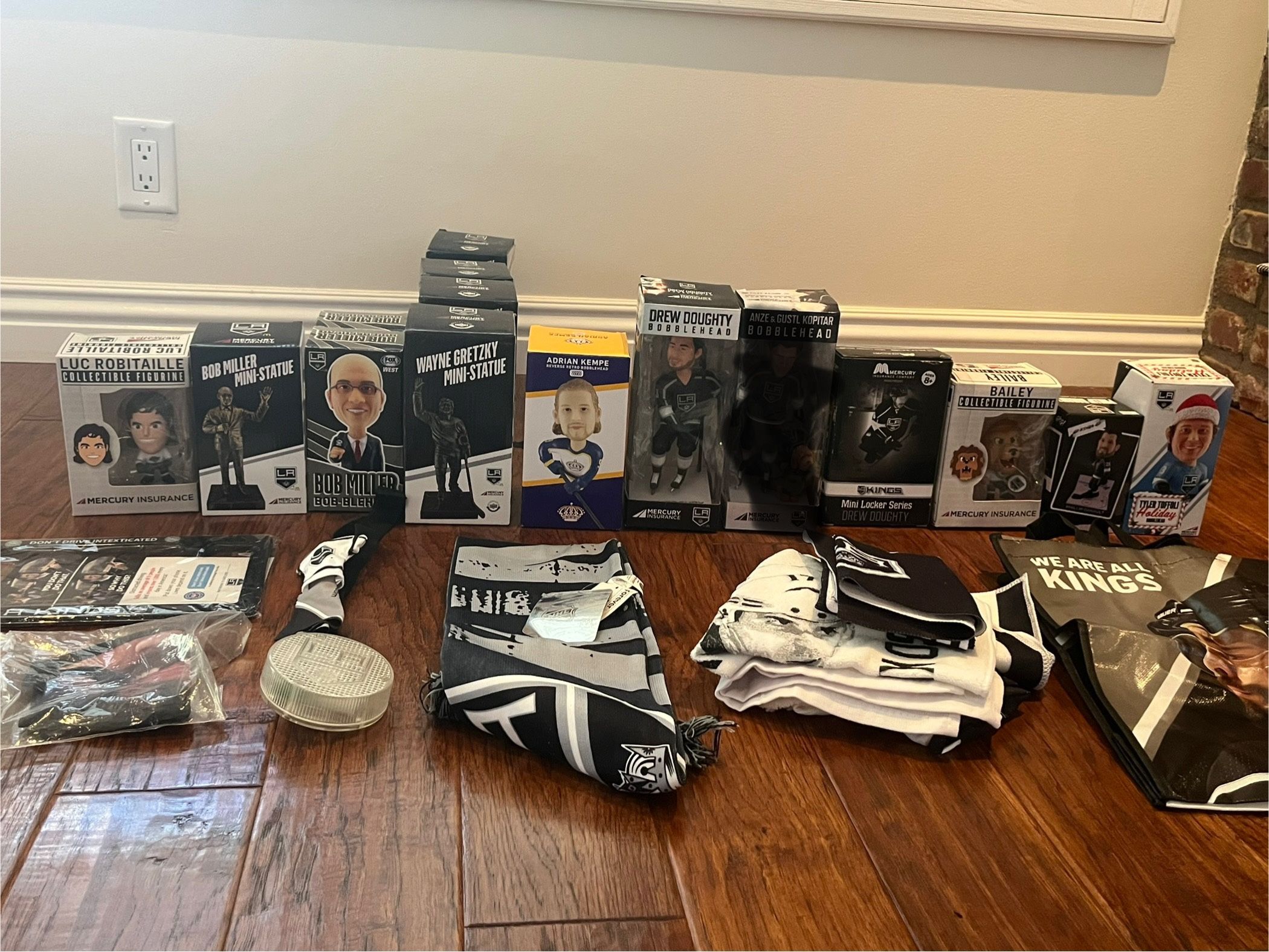 LA kINGS FANS- BOBBLEHEAD & SO MUCH MORE