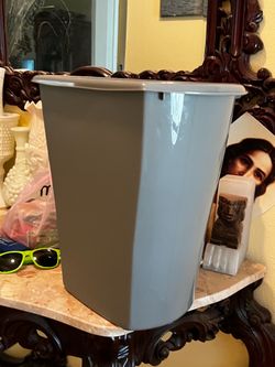 Like new trash can