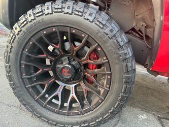Título:  20” Revenge Wheels + 33x12.50R20 M/T Tires – Toyota Tundra