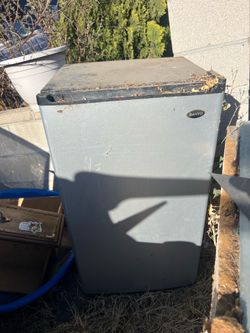 Free free free bbq piano mini fridge dining table/ 4 chairs
