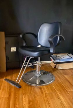 Black Hydraulic Salon / Barber Styling Chair Fully Adjustable Like New