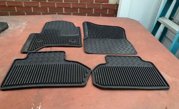 OEM New Chevy Silverado GMC Sierra 1500 Double Cab 4 Pc Rubber Floor Mats Set 2015-2019 OEM Chevy Silverado GMC Sierra 1500 Double Cab Rubber Floor Ma