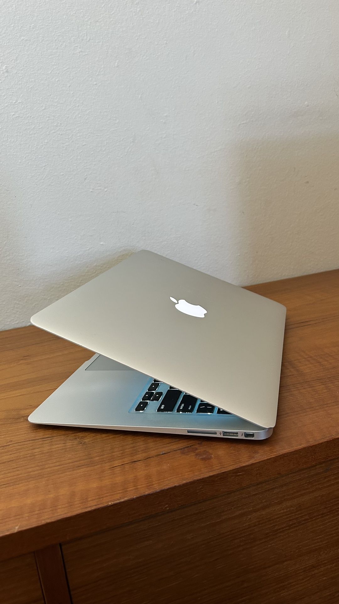 Apple MacBook Air 13” I5/8GB/256GB SSD $200