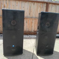 2 Mackie active Speakers  ( 600 Dls Both Bars ) 