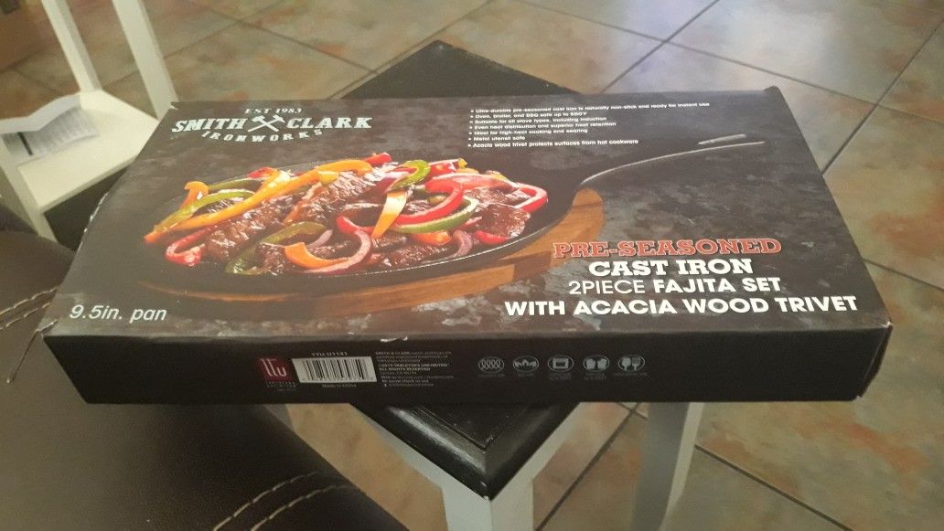Brand New Smith And Clark Pre Seasoned cast Iron  Fajita Set With Acacia Wood Trivet 10 Doll Buys It 