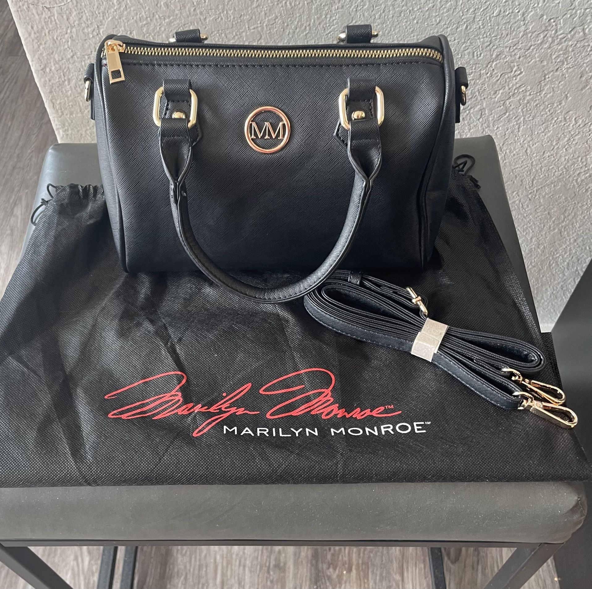 NEW- BLK Dome Purse