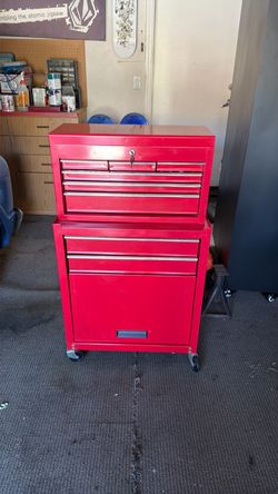 Tool chest on wheels
