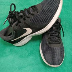 Mens Size 10 Nike Sneakers Used