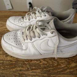 Nike Air Force 1 White Low – Men’s 8.5–9 / Women’s 10–10.5 