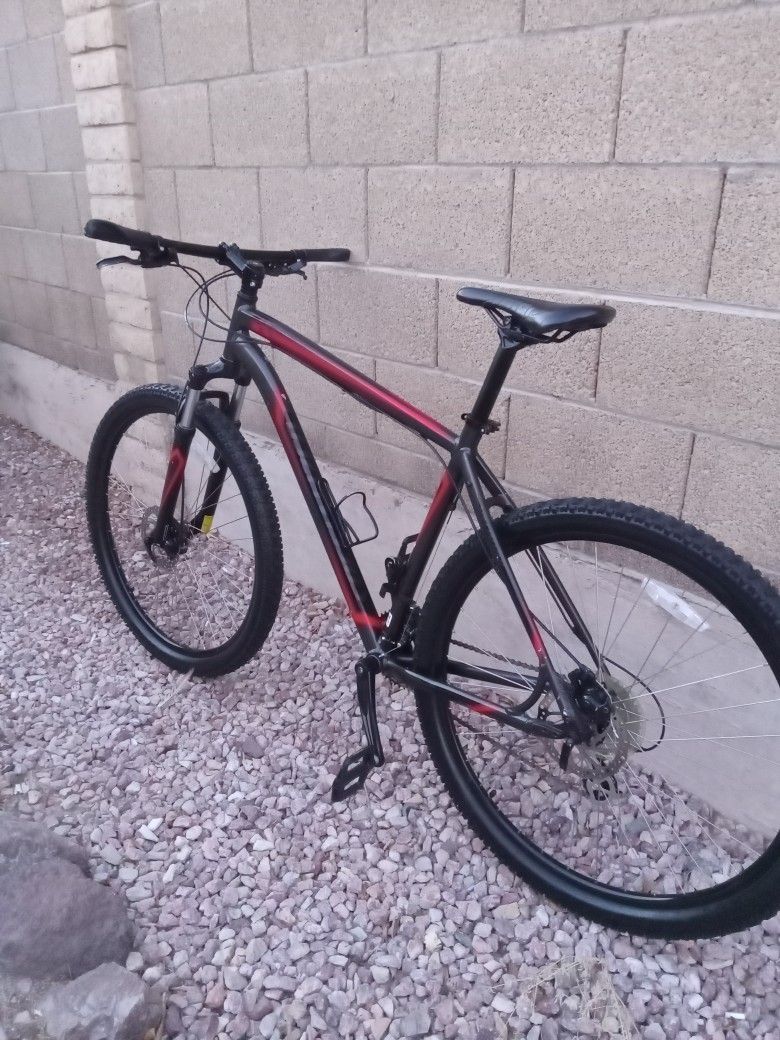 29 IN BIKE SPECIALIZED HARD ROCK FRAME SIZE XL TIRES SIZE 29 DISC