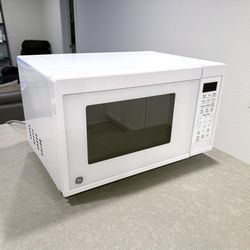 General Electric (GE) 900 Watt Microwave Oven (like new)