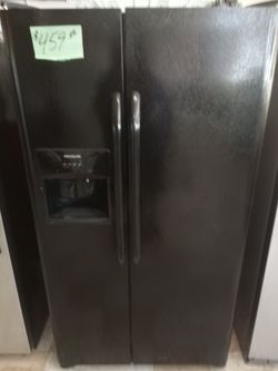 Black side by side Refrigerator ex large like new . Warranty , Delivery available 2203 Fowler st. Ft. Myers 33901