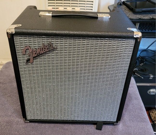 FENDER RUMBLE 25 BAS COMBO AMPLIFIER 25 WATTS 1x8 SPEAKER IN BLACK COLOR.