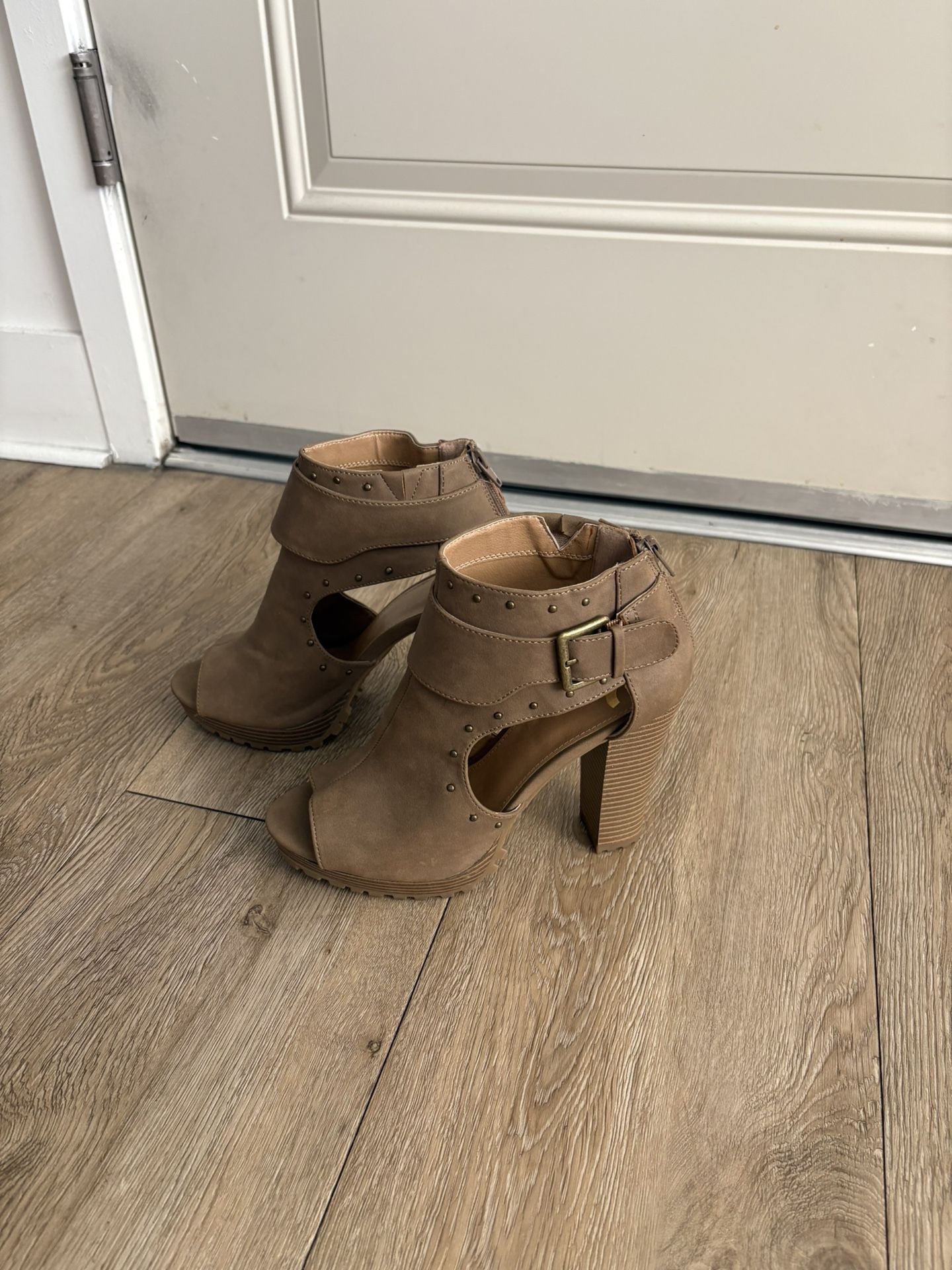 NICE TAN HEELS