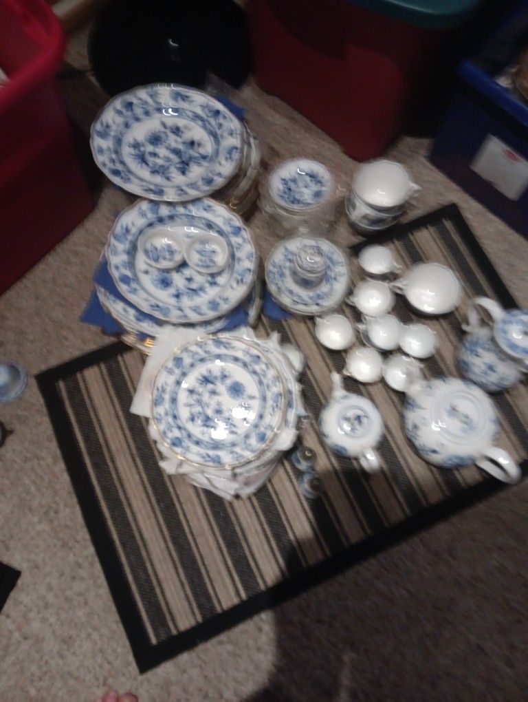 100 Pieces Of Meissen China Onion Pattern No Chips Or Cracks1000 Dollars