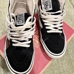 Vans - Men 6.5 / Women 8.0
