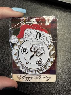DISNEY VIP TOURS SMALL WORLD PIN EXCLUSIVE DISNEYLAND RESORT PLAID HOLIDAYS