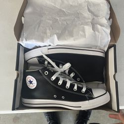 Men’s Size 11 Converse Chuck Taylor’s Mid Top