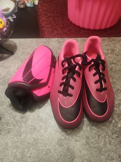 Girls soccer shoes and protector, size 5Y