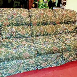 Mathis Brothers Pull Out Bed Excellent Condition Very Comfortable Can Deliver Okc Area 30