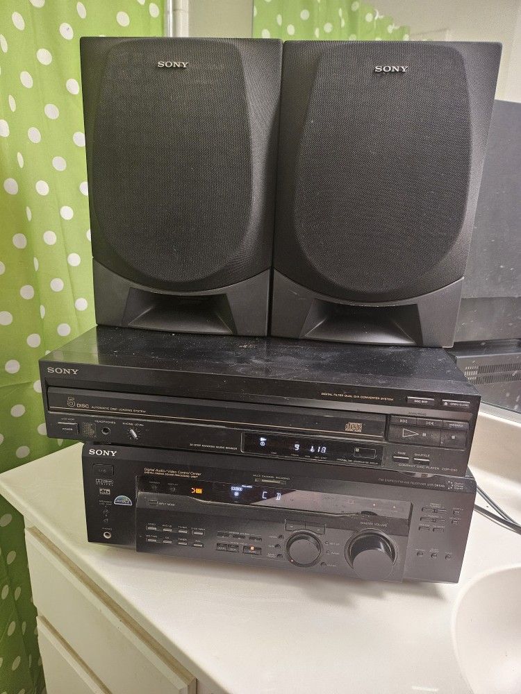Sony STR DE545 Home Stereo Receiver - Sony 5 Disc CD Player - Sony Speakers - Sold Together