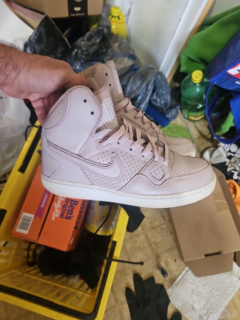 Womens 7.5 Nike Shoes, Great Condition!