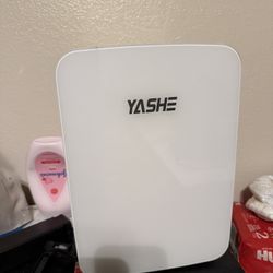 Yashe mini fridge 