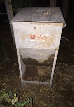 Gravity animal feeder