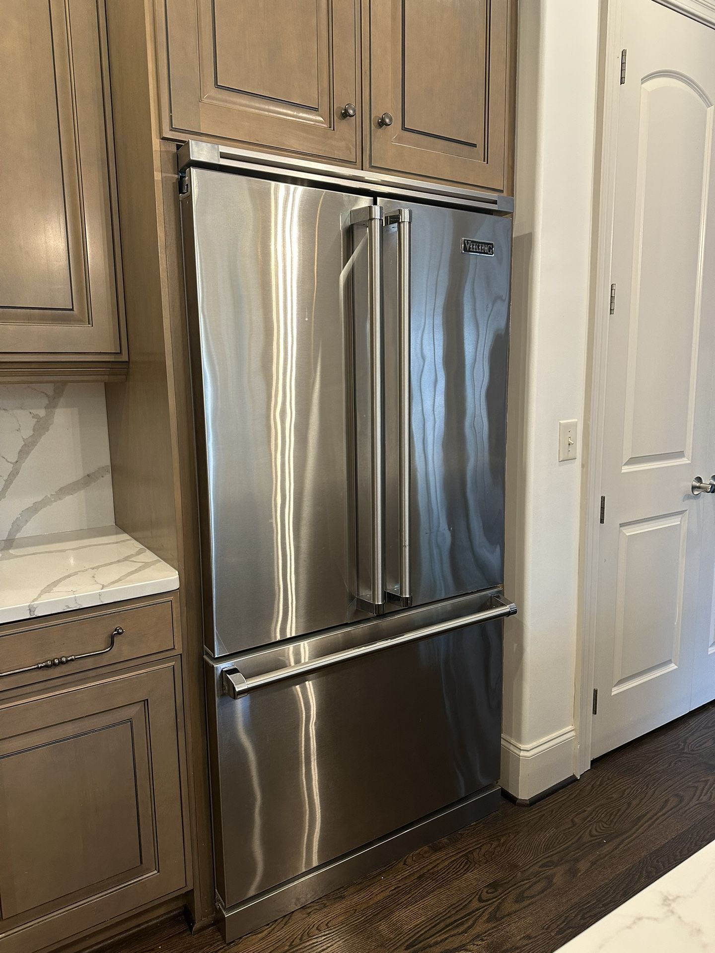 High-End Kitchen Appliances - Viking Fridge, Viking Double Oven, Miele Dishwasher