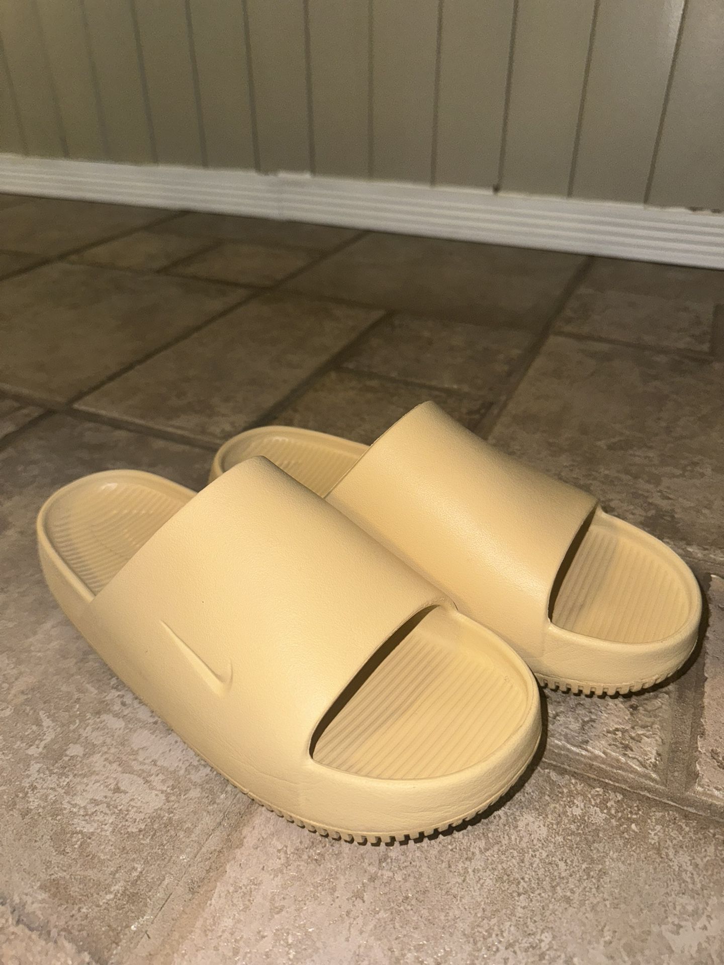 Nike Calm slides