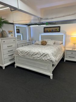 Queen Size bed frame with  mattress including. 
New in a box 
We offer same day    

Cama Queen size con Colchones incluido 
Nueva en caja 
Entregamos