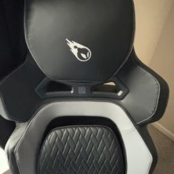 BRAND NEW GAMING CHAIR