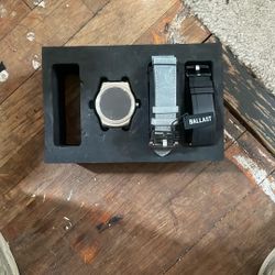 lg-w150 with 2 bands but no charger