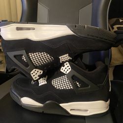 Jordan Retro 4’s White Thunders