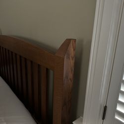 Amish Wood Queen Bed. ($2,000 New!)