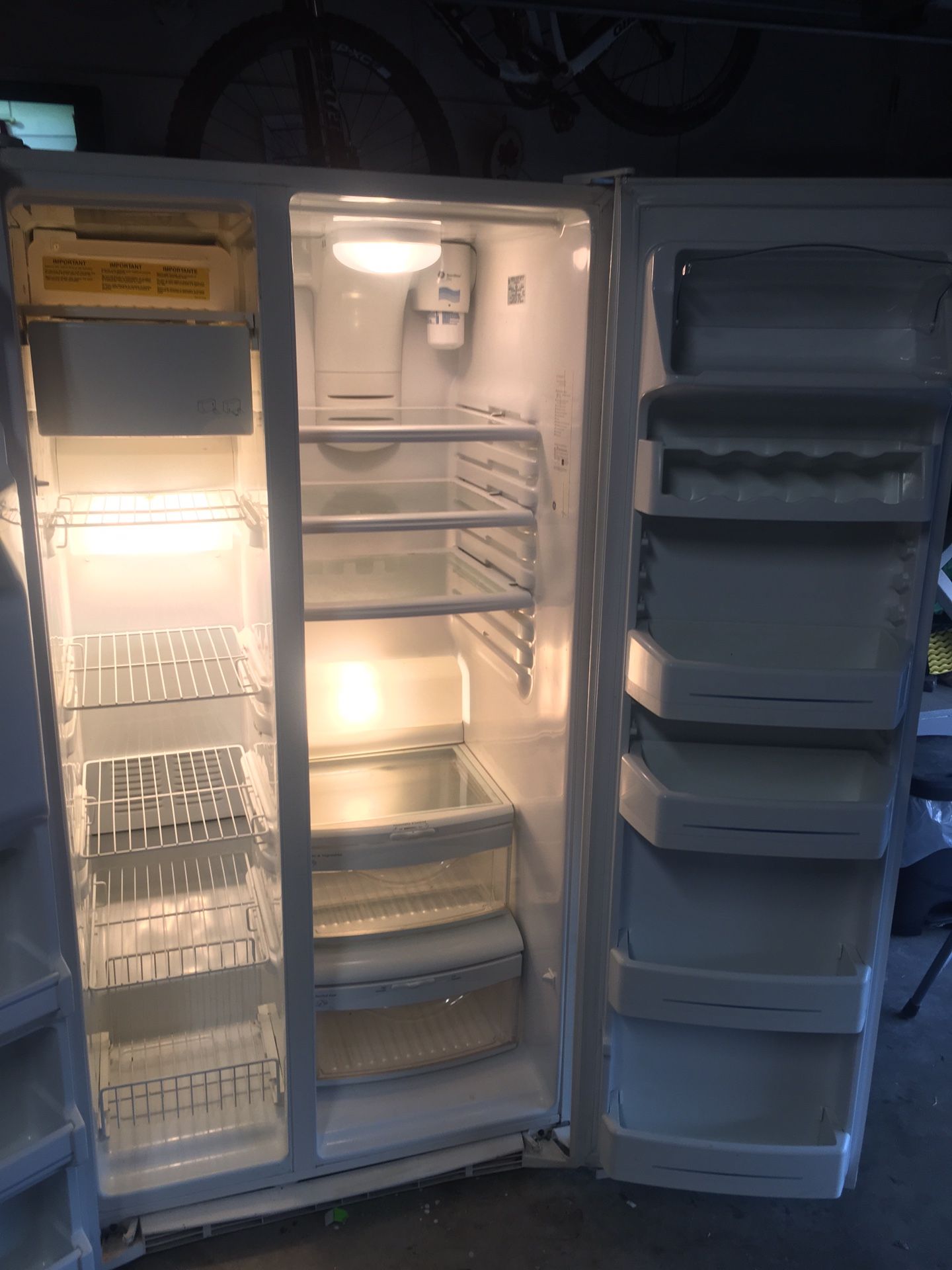 General Electric, refrigerator, Model: GSS25QGTA CC. Double door