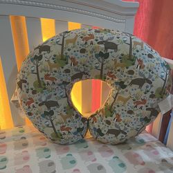 Crib with nursing pillow