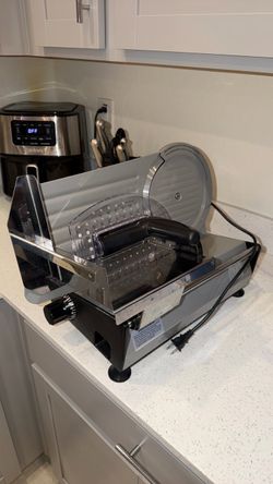 Deli meat and cheese slicer