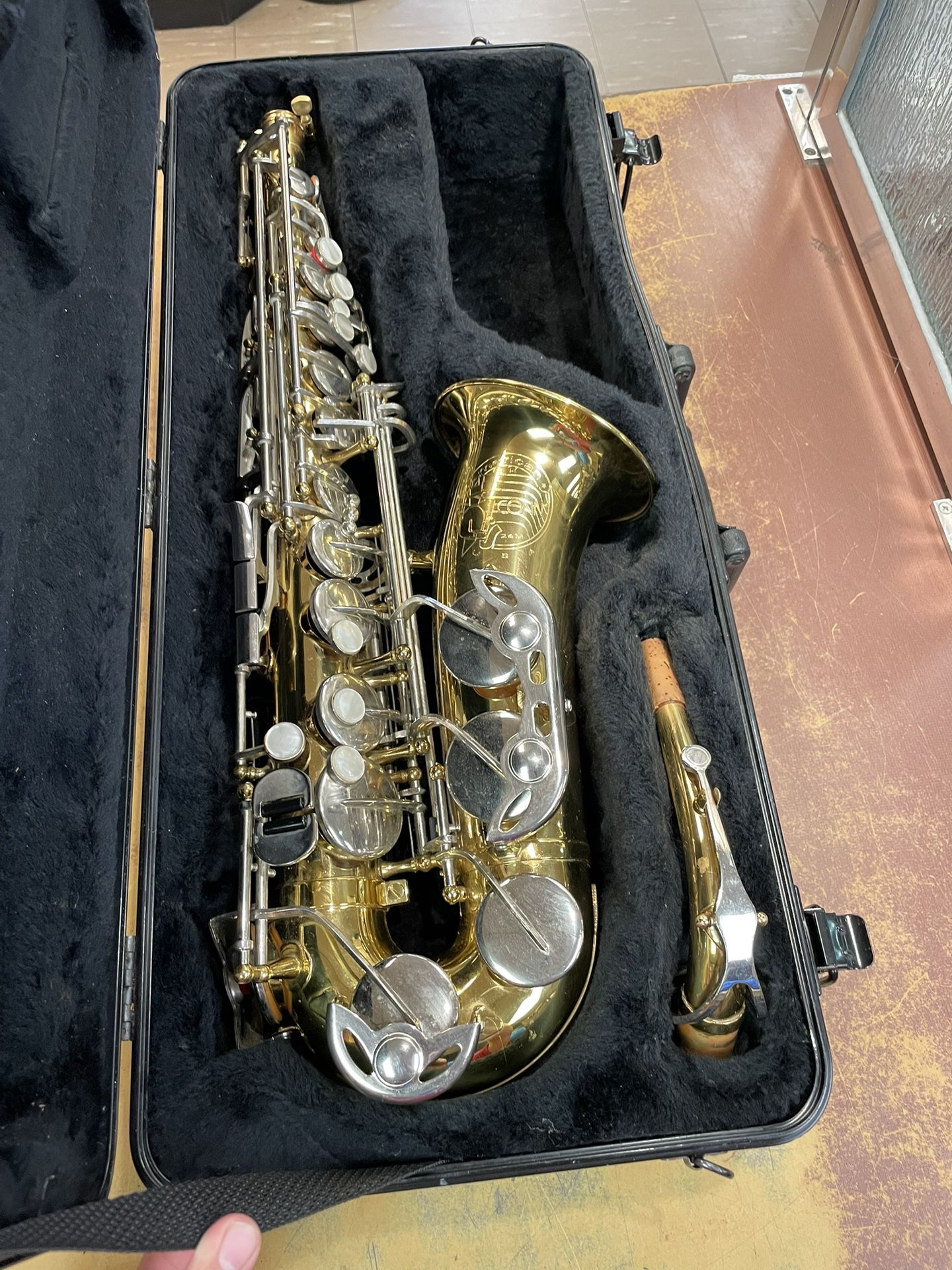 Conn 80’s-90’s Lacquered Brass Nickel Plated Keys Saxophone Some Wear & Scratches No Mouth Piece
