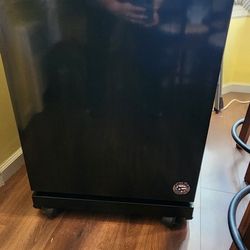 Whirlpool Portable Dishwasher Model WDP370PAHB