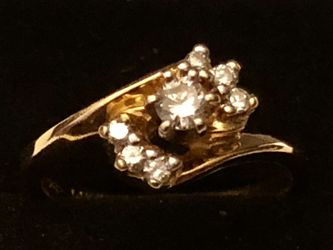 14 karat gold women’s diamond engagement ring